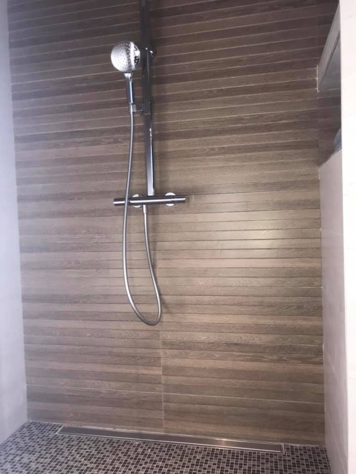 Douche à l'italienne au sol en mosaïque