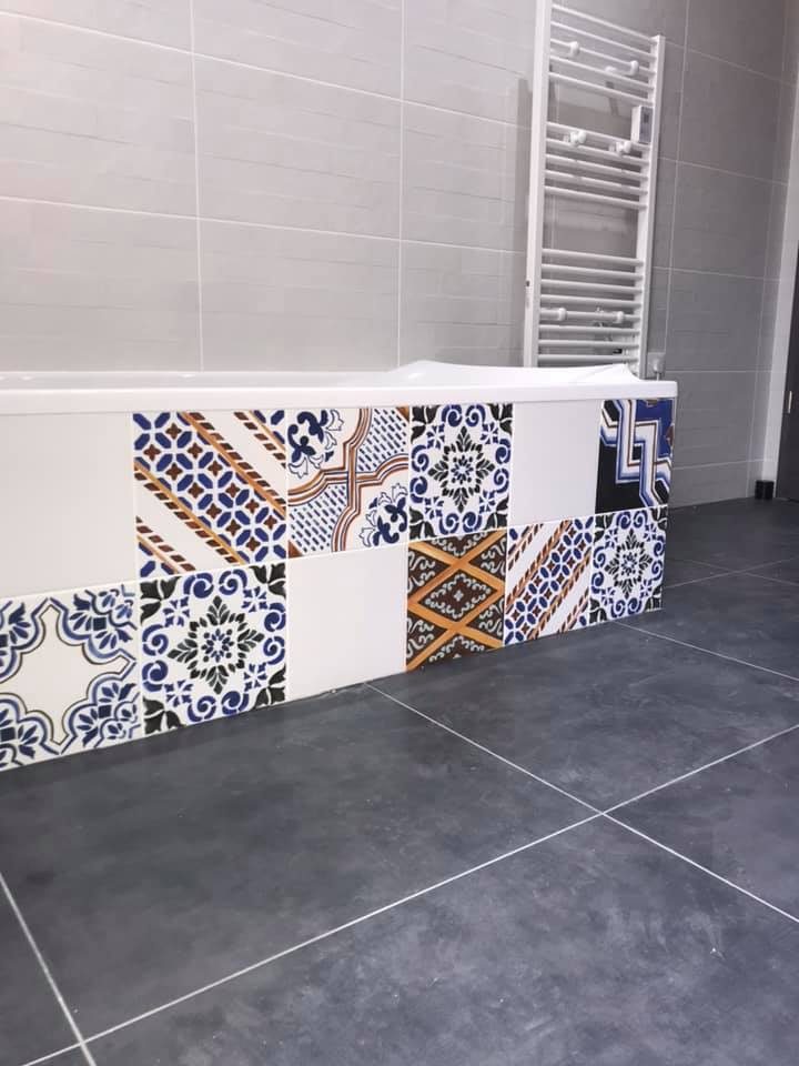 Tablier de baignoire en carreaux de ciment bleus et ocre, sol anthracite grand format