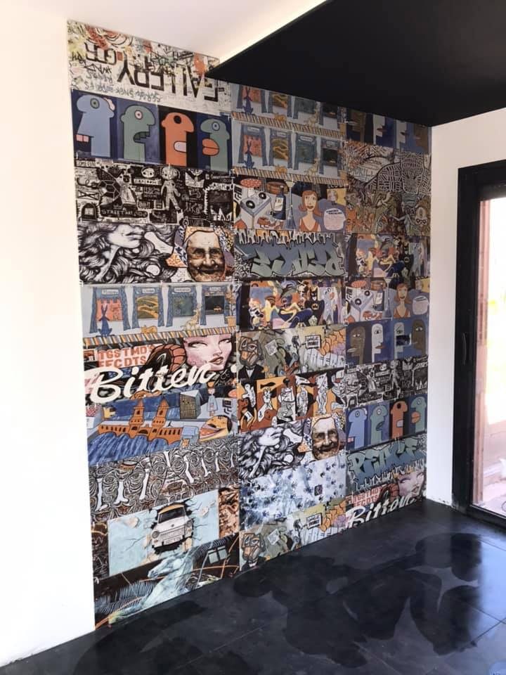 Mur entier de carreaux illustrés street art