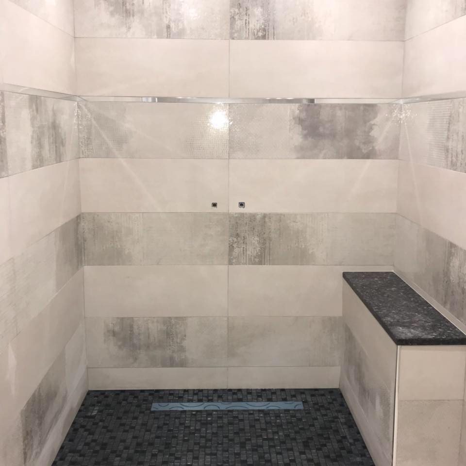 Douche carrelée avec banc
