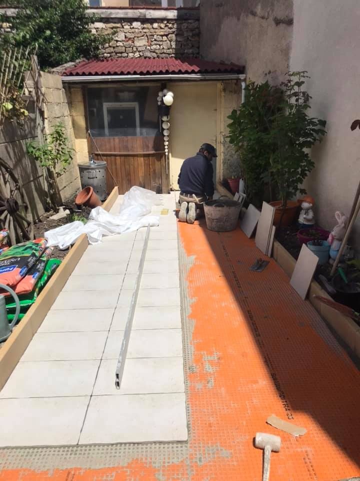 Pose d'une terrasse en cours